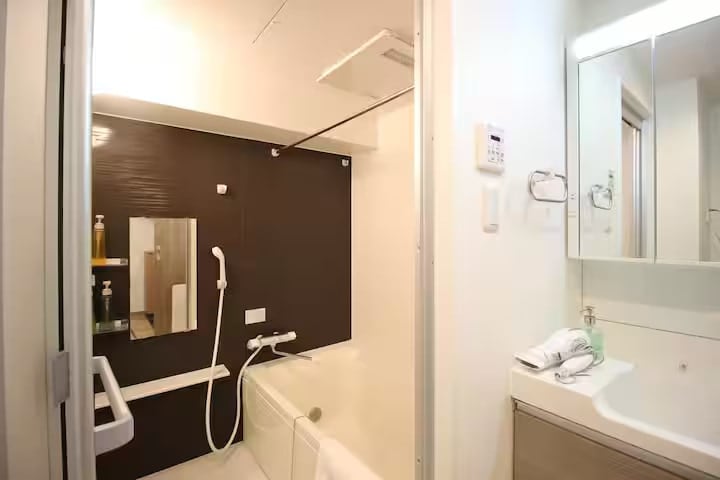 浴槽とトイレのあるバスルーム